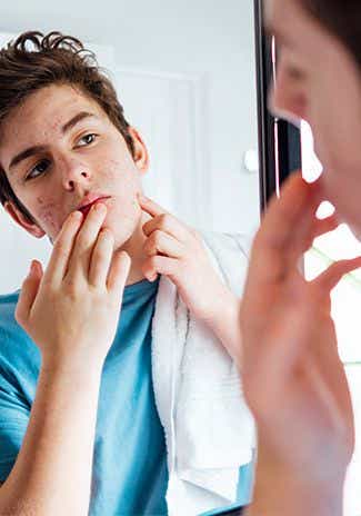 Comment enlever les boutons sur le visage ?