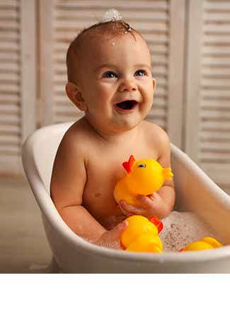 A quelle fréquence faut-il faire le bain de bébé ? 