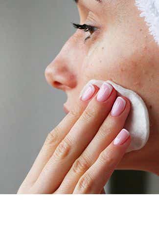 Routine de soin pour le visage visage anti-acné : les bons gestes à adopter
