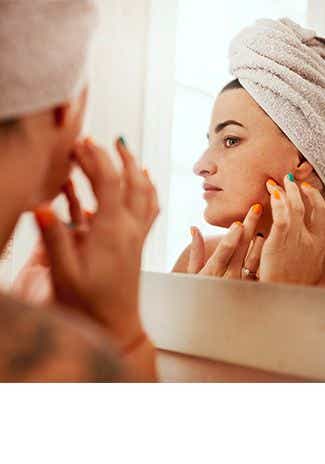 Boutons sur le visage : décrypter leur signification