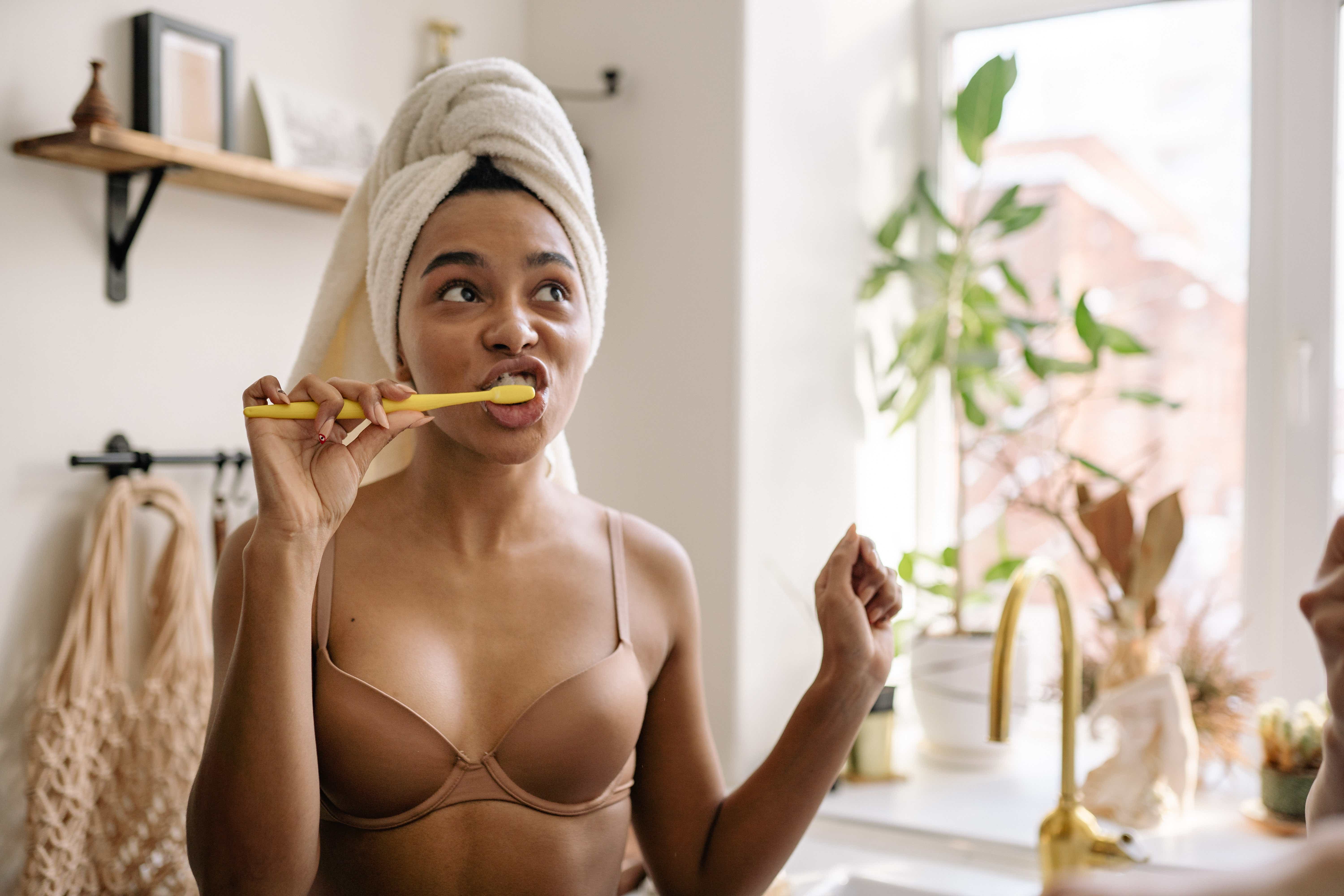 Brossette interdentaire : avant ou après brossage ?